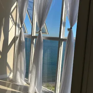 Large Luxurious Front At Bayfront Apartment